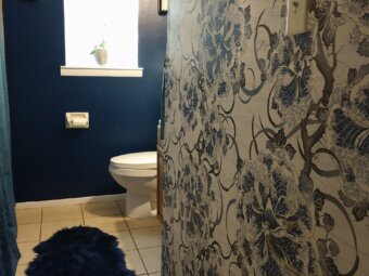 BATHROOM DÉCOR TRANSFORMATION: WALLPAPER FROM MILTON & KING