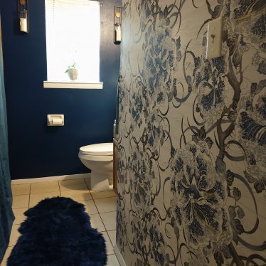 BATHROOM DÉCOR TRANSFORMATION: WALLPAPER FROM MILTON & KING